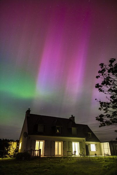 Une aurore boréale en Bretagne lors de la nuit du 10 au 11 mai 2024.